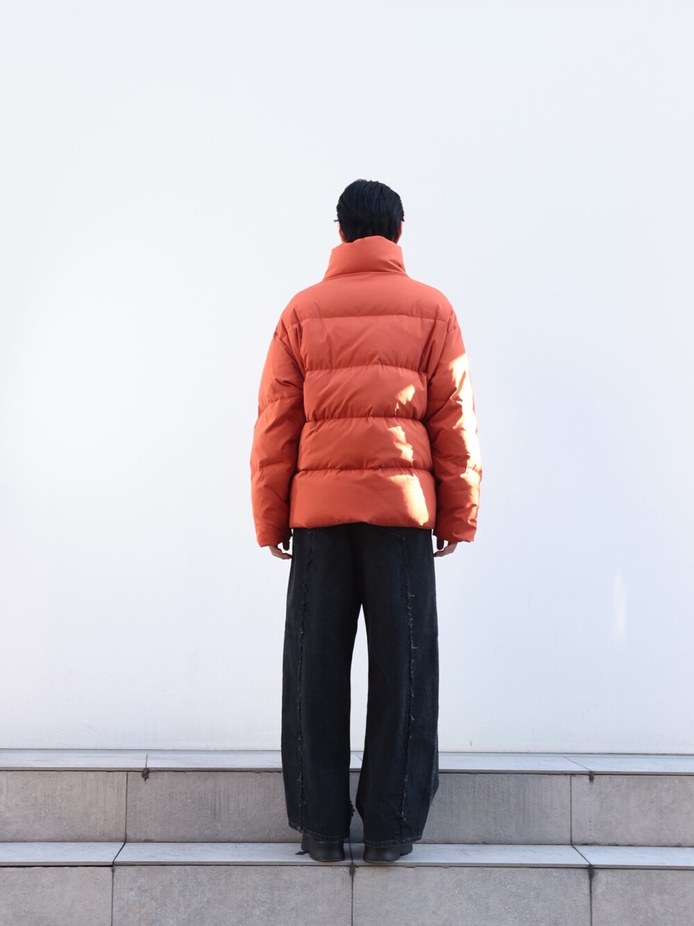「ダウンジャケット、デニム、24ssトレンド」｜「JiedaのSTUDIOUS別注 SWITCHING OVER DENIM PANTS（デニムパンツ、ブラック系）」を使った、cionさん（メンズ・175cm）の冬コーディネートの4枚目の写真
