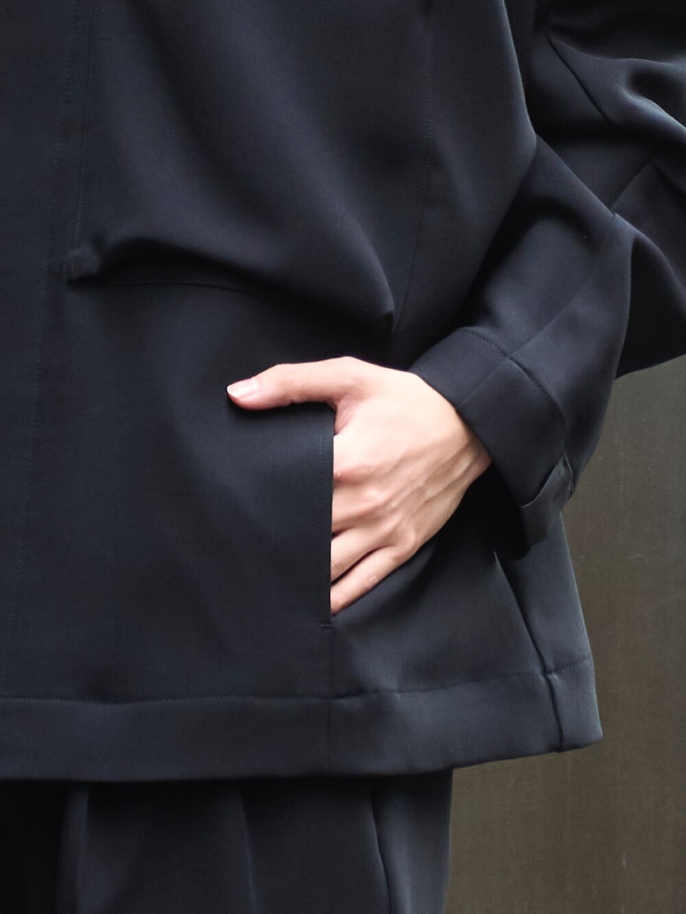 「カジュアル、セットアップ、春コーデ」｜「N.HOOLYWOODのSTUDIOUS別注 098 SHIRTS BLOUSON（ブルゾン、ブラック系）」を使った、cionさん（メンズ・175cm）の冬コーディネートの5枚目の写真