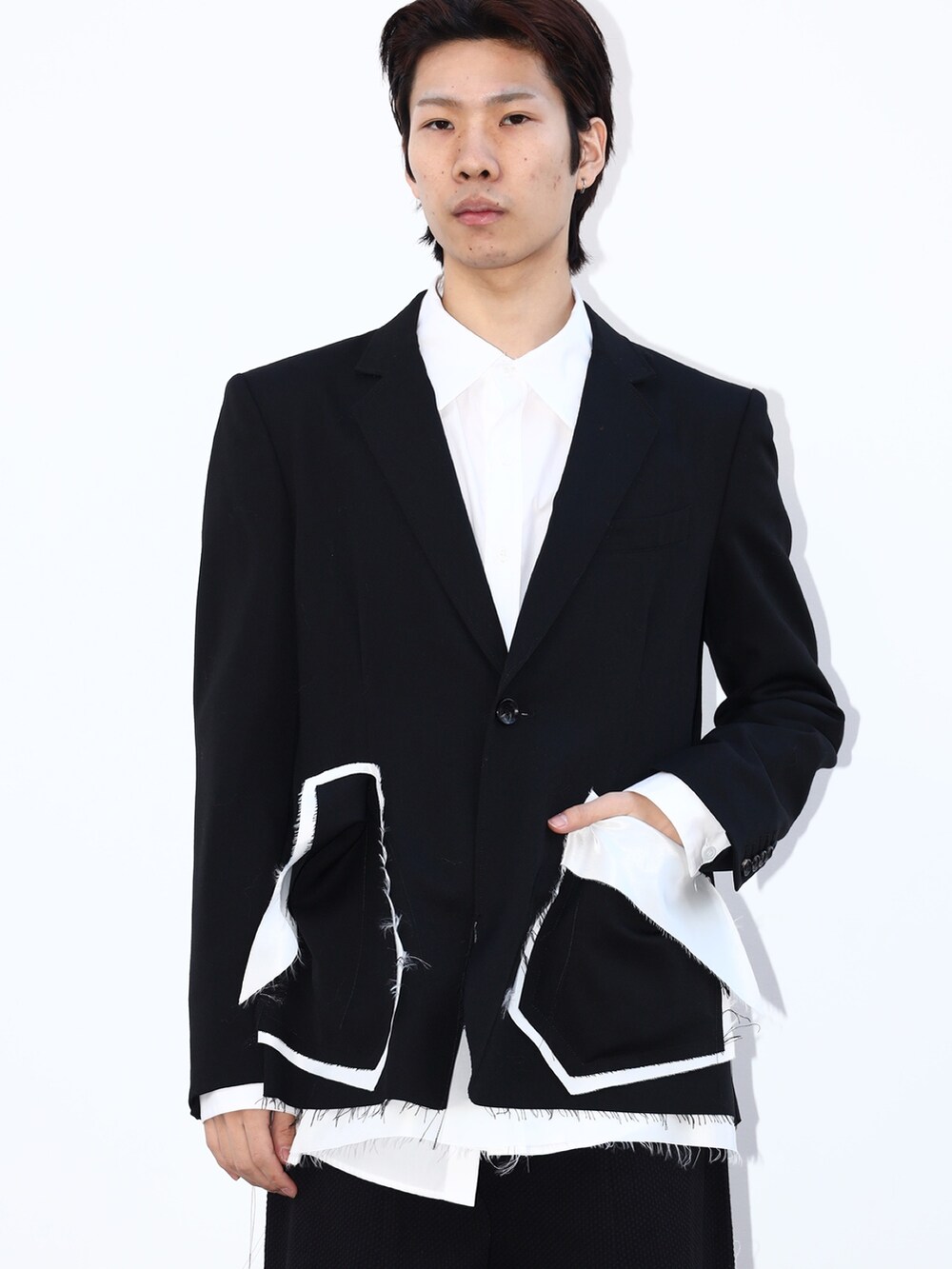 「ジャケットスタイル、ブラック」｜「sulvamの【sulvam/サルバム】BODY OVERLAP STAND COLLAR SHIRT（シャツ/ブラウス、ホワイト系）」を使った、cionさん（メンズ・175cm）の冬コーディネートの5枚目の写真