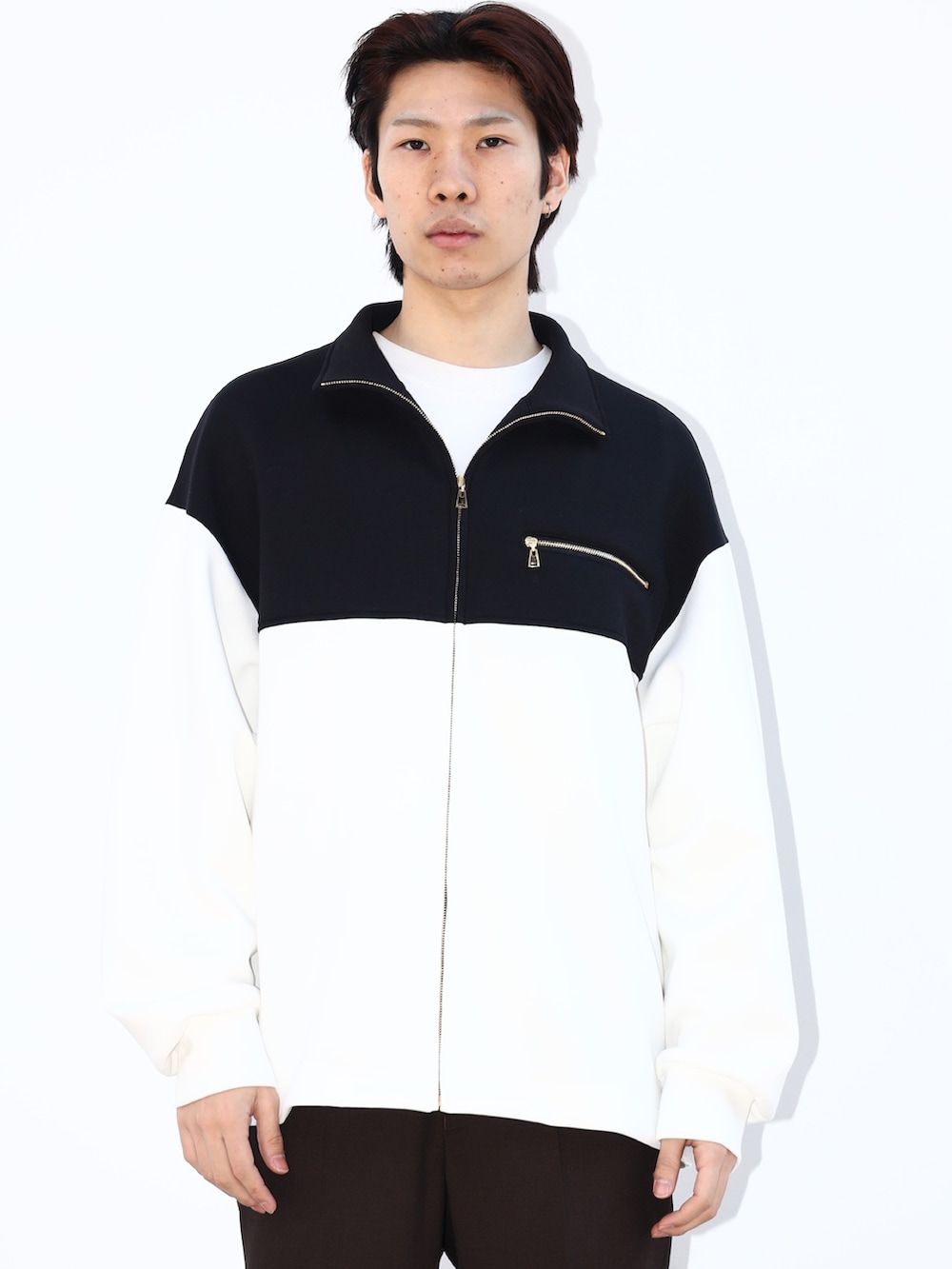 「カジュアルコーデ、春コーデ」｜「CULLNIのSTUDIOUS別注FULLZIP STANDCOLLAR（スウェット、ホワイト系）」を使った、cionさん（メンズ・175cm）の冬コーディネートの4枚目の写真