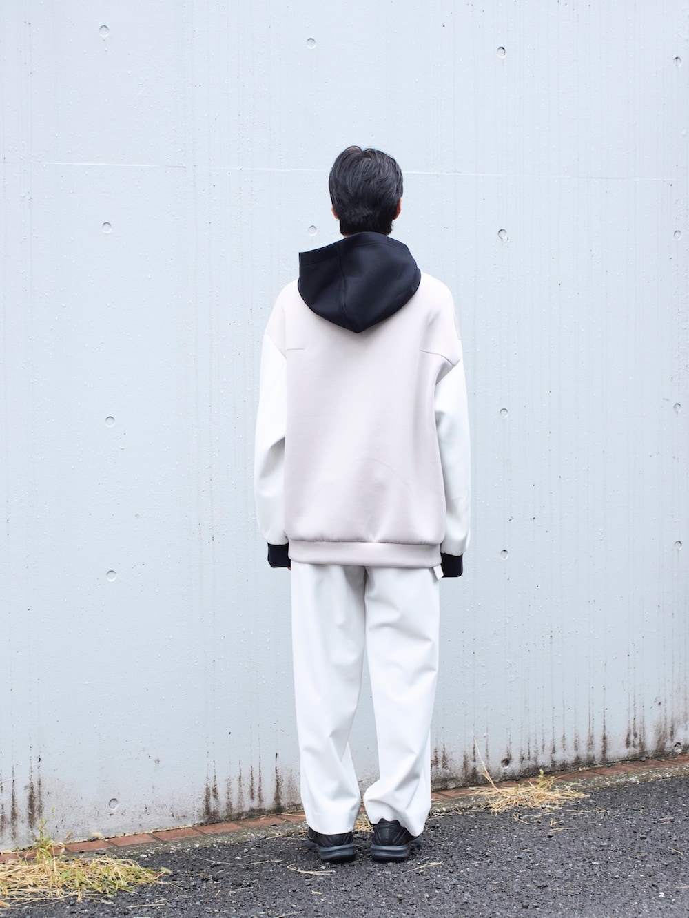 「パーカー」｜「CULLNIのSTUDIOUS別注 CARGO PANTS（カーゴパンツ、グレー系）」を使った、cionさん（メンズ・175cm）の冬コーディネートの3枚目の写真