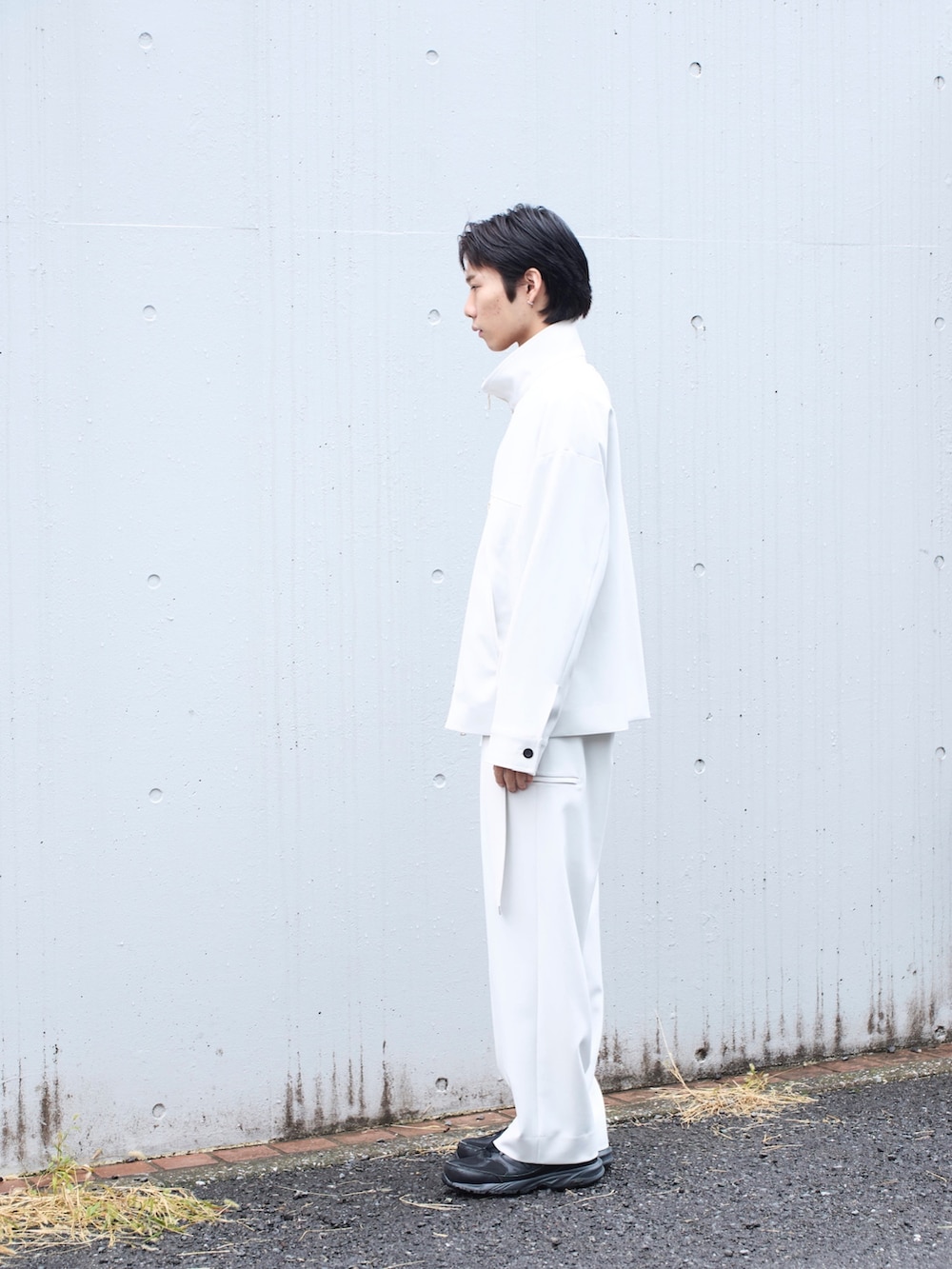 「シンプル」｜「CULLNIのSTUDIOUS別注 CARGO PANTS（カーゴパンツ、グレー系）」を使った、cionさん（メンズ・175cm）の冬コーディネートの2枚目の写真