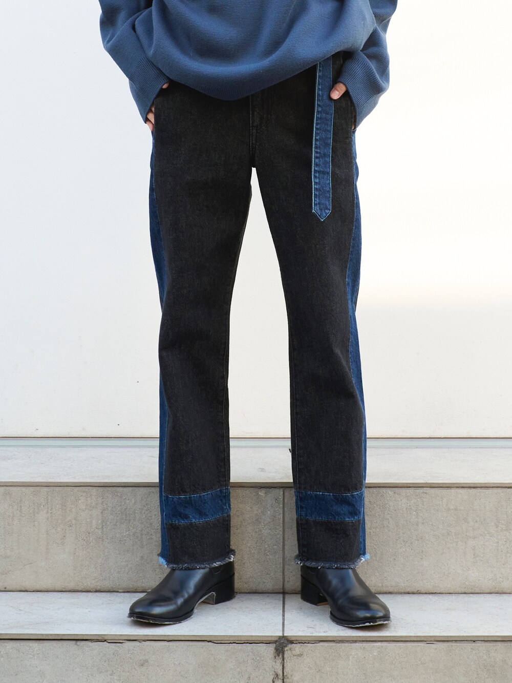 グレー系のニット/セーターを着用したメンズの冬コーディネートの6枚目の写真