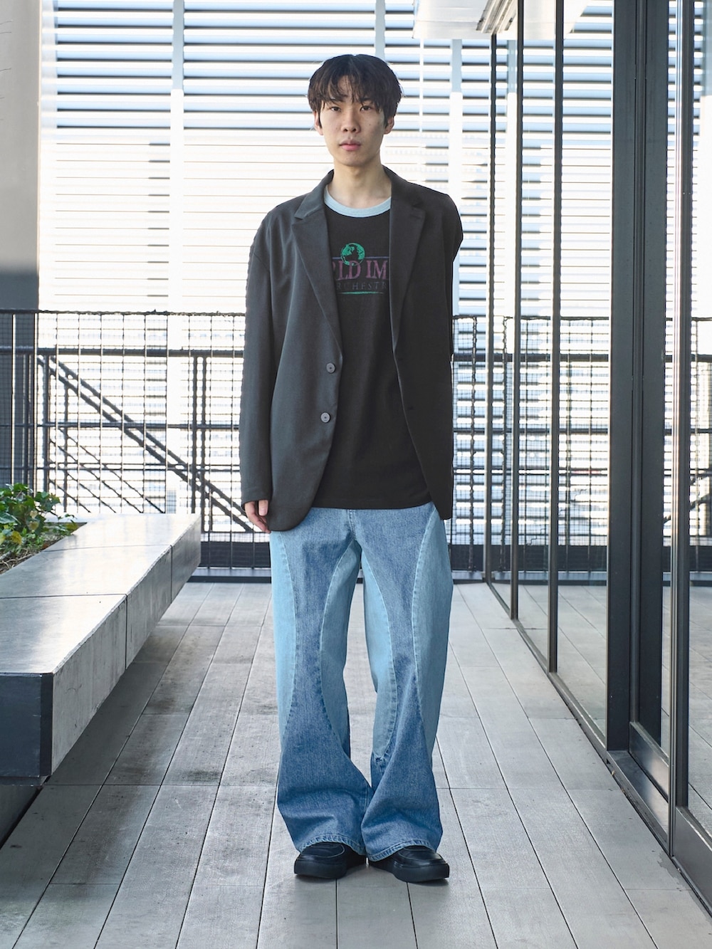 「ジャケット、カジュアル、デートコーデ」｜「JiedaのSTUDIOUS別注 NEW SWITHING DENIM（デニムパンツ、ブルー系）」を使った、cionさん（メンズ・175cm）の春コーディネートの2枚目の写真