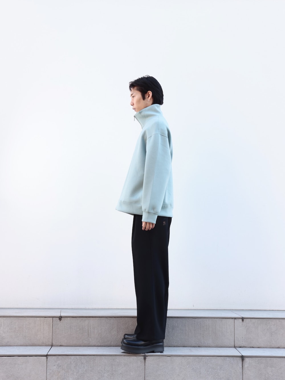 「ハーフジップ」｜「STUDIOUSのDouble Core ワイドテーパードパンツ（スラックス、ブラック系）」を使った、cionさん（メンズ・175cm）の冬コーディネートの3枚目の写真