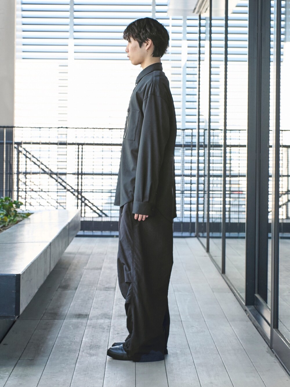 「カジュアル、シンフルコーデ、シャツスタイル」｜「ATTACHMENTのSTUDIOUS別注 Zip Shirts（シャツ/ブラウス、ブラック系）」を使った、cionさん（メンズ・175cm）の春コーディネートの3枚目の写真