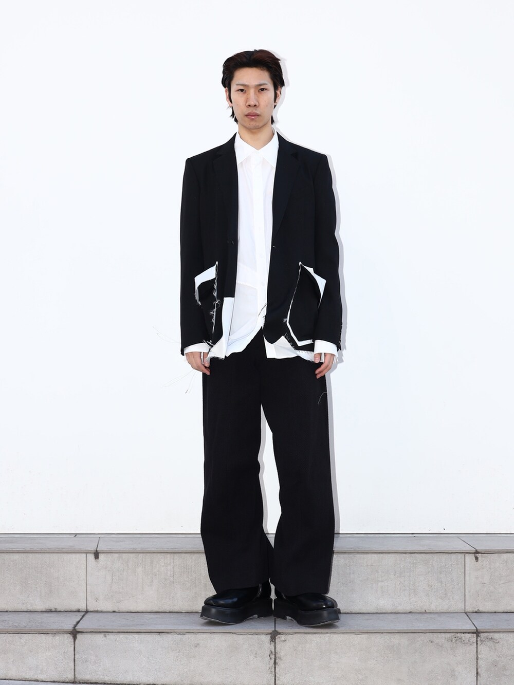 「ジャケットスタイル、ブラック」｜「sulvamの【sulvam/サルバム】BODY OVERLAP STAND COLLAR SHIRT（シャツ/ブラウス、ホワイト系）」を使った、cionさん（メンズ・175cm）の冬コーディネートの2枚目の写真