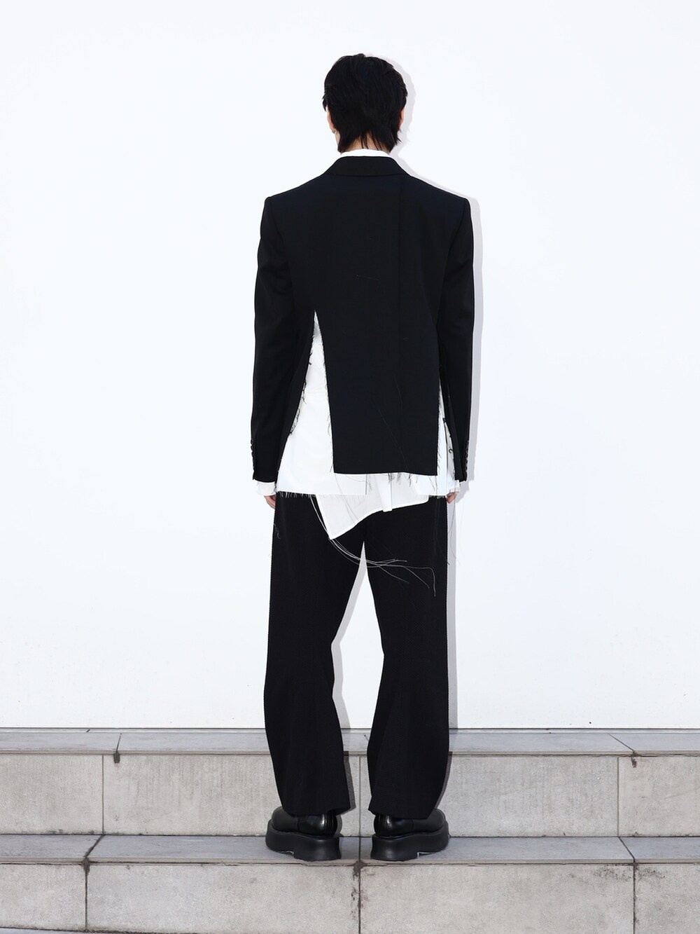「ジャケットスタイル、ブラック」｜「sulvamの【sulvam/サルバム】BODY OVERLAP STAND COLLAR SHIRT（シャツ/ブラウス、ホワイト系）」を使った、cionさん（メンズ・175cm）の冬コーディネートの4枚目の写真