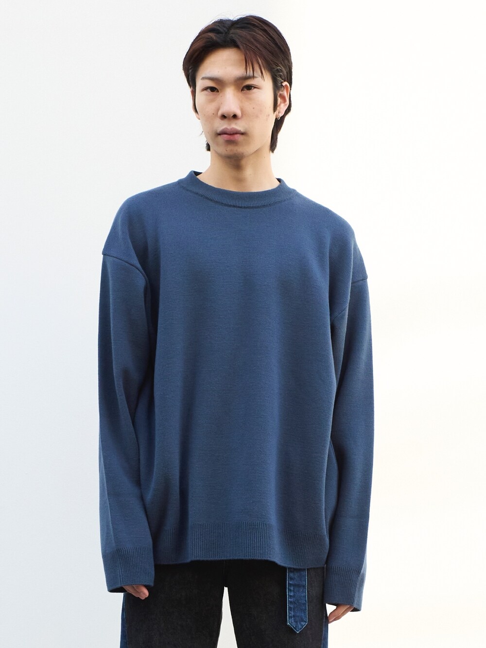 グレー系のニット/セーターを着用したメンズの冬コーディネートの4枚目の写真