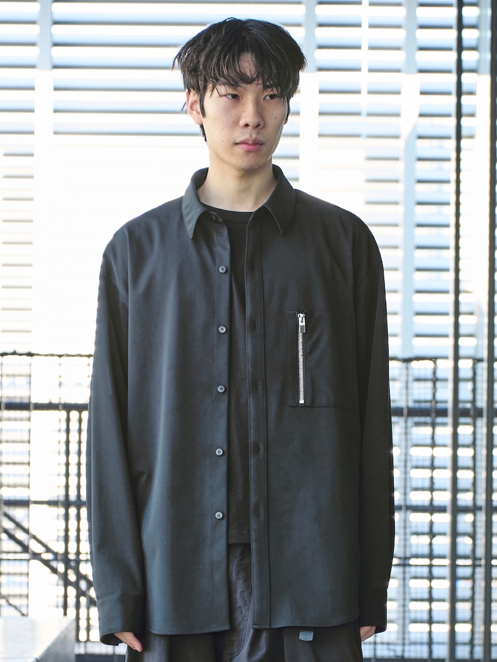 「カジュアル、シンフルコーデ、シャツスタイル」｜「ATTACHMENTのSTUDIOUS別注 Zip Shirts（シャツ/ブラウス、ブラック系）」を使った、cionさん（メンズ・175cm）の春コーディネートの6枚目の写真