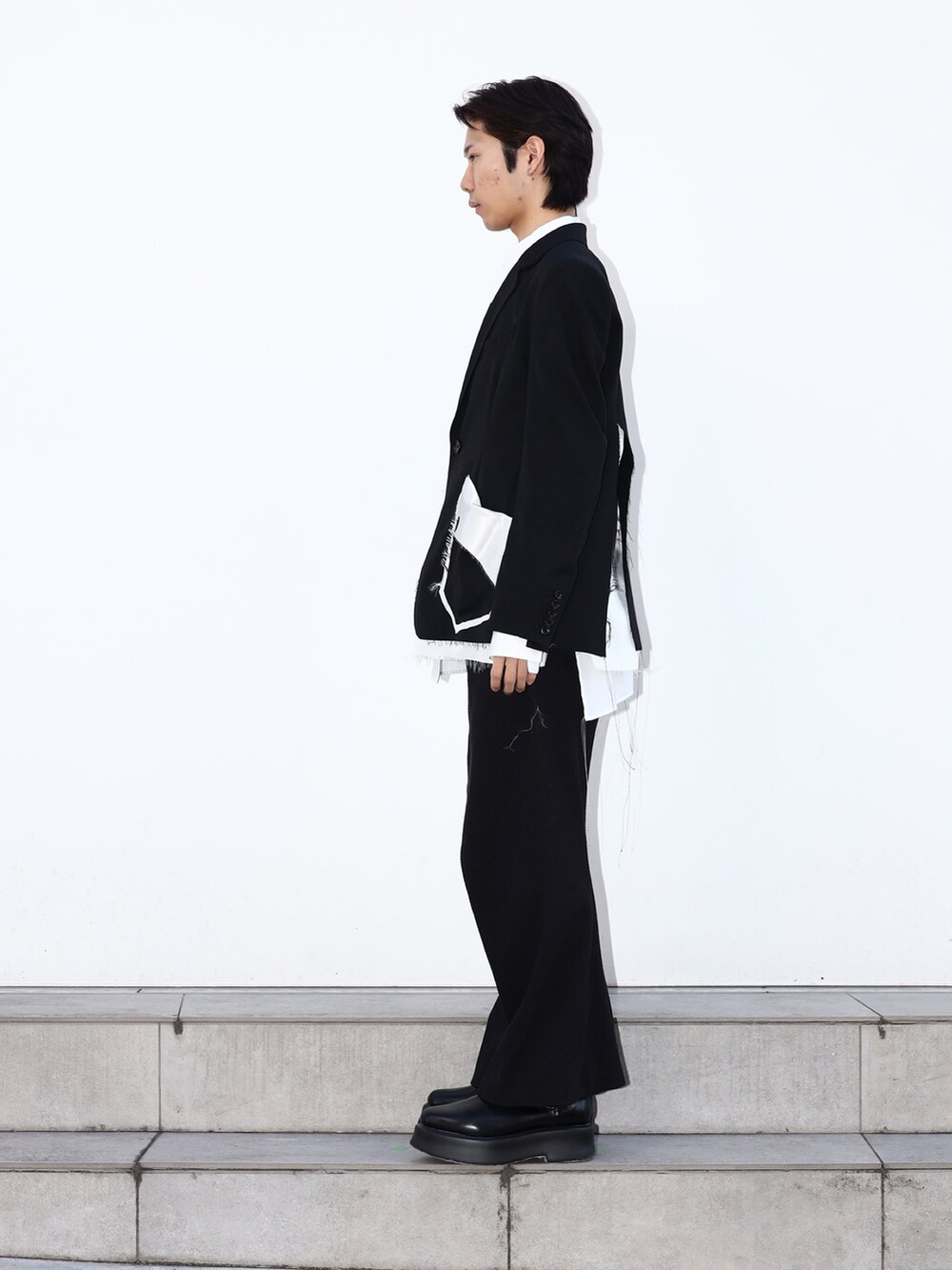 「ジャケットスタイル、ブラック」｜「sulvamの【sulvam/サルバム】BODY OVERLAP STAND COLLAR SHIRT（シャツ/ブラウス、ホワイト系）」を使った、cionさん（メンズ・175cm）の冬コーディネートの3枚目の写真