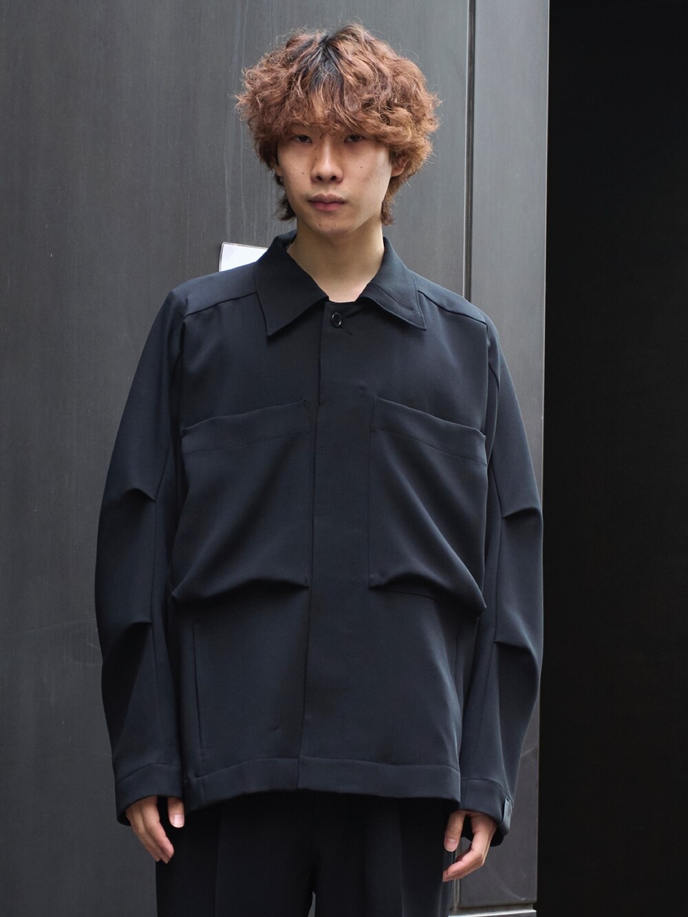 「カジュアル、セットアップ、春コーデ」｜「N.HOOLYWOODのSTUDIOUS別注 098 SHIRTS BLOUSON（ブルゾン、ブラック系）」を使った、cionさん（メンズ・175cm）の冬コーディネートの4枚目の写真