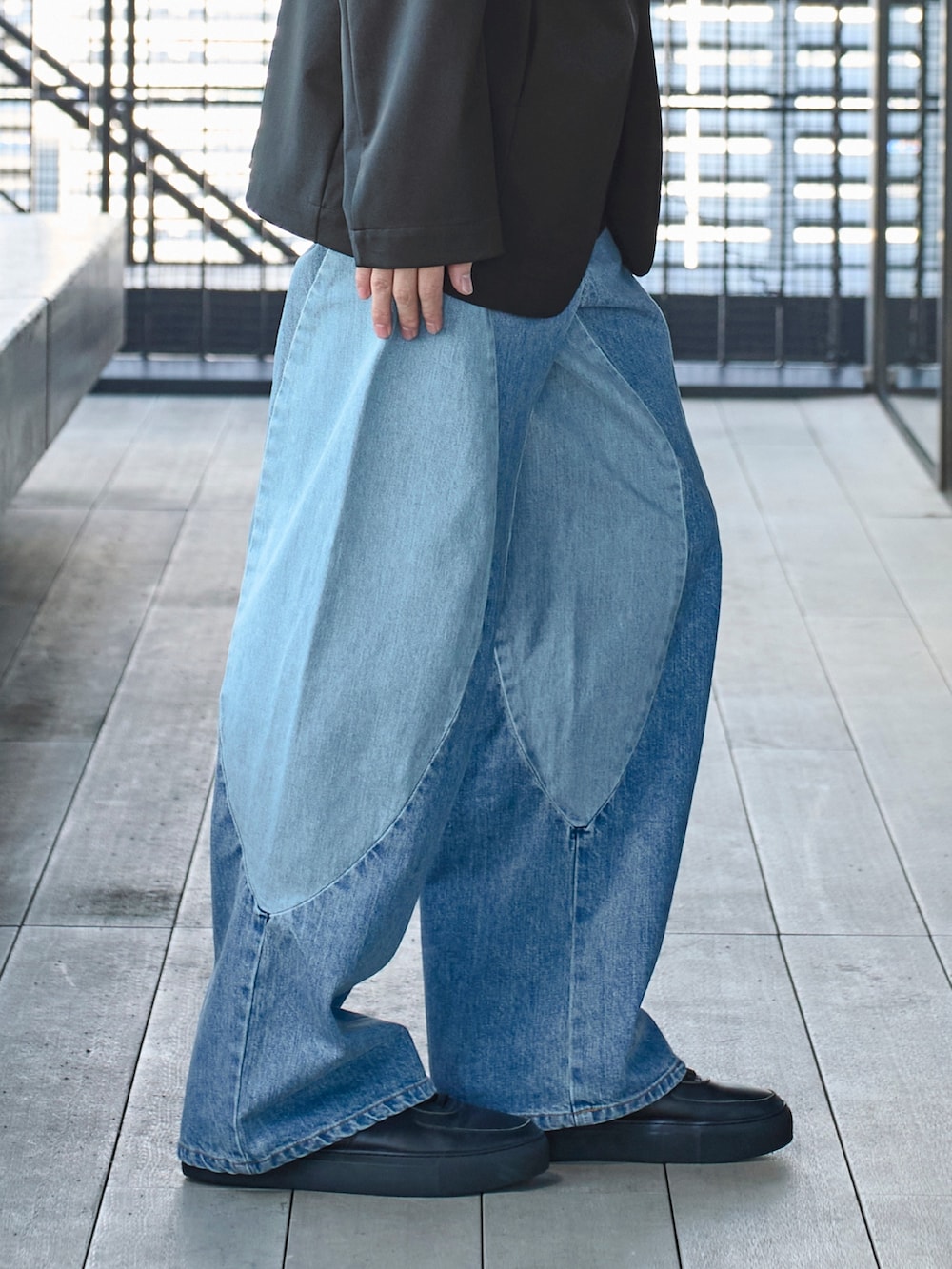 「ジャケット、カジュアル、デートコーデ」｜「JiedaのSTUDIOUS別注 NEW SWITHING DENIM（デニムパンツ、ブルー系）」を使った、cionさん（メンズ・175cm）の春コーディネートの7枚目の写真