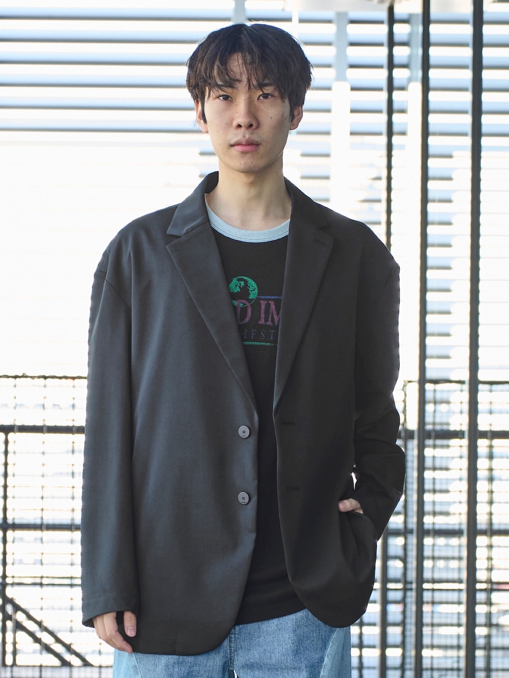 「ジャケット、カジュアル、デートコーデ」｜「JiedaのSTUDIOUS別注 NEW SWITHING DENIM（デニムパンツ、ブルー系）」を使った、cionさん（メンズ・175cm）の春コーディネートの5枚目の写真