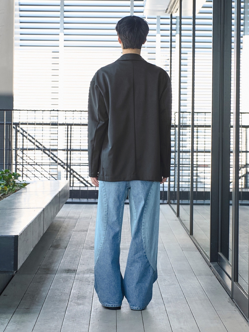 「ジャケット、カジュアル、デートコーデ」｜「JiedaのSTUDIOUS別注 NEW SWITHING DENIM（デニムパンツ、ブルー系）」を使った、cionさん（メンズ・175cm）の春コーディネートの3枚目の写真