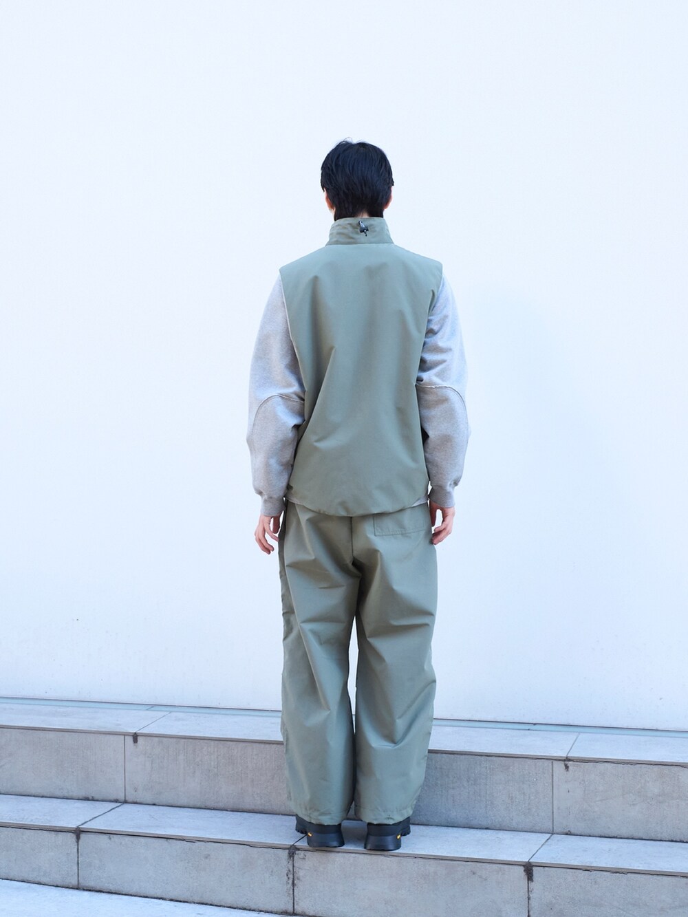 「冬アウター、24ssトレンド」｜「markaのSTUDIOUS別注 TECH SNOW PANTS（カーゴパンツ、グリーン系）」を使った、cionさん（メンズ・175cm）の冬コーディネートの3枚目の写真
