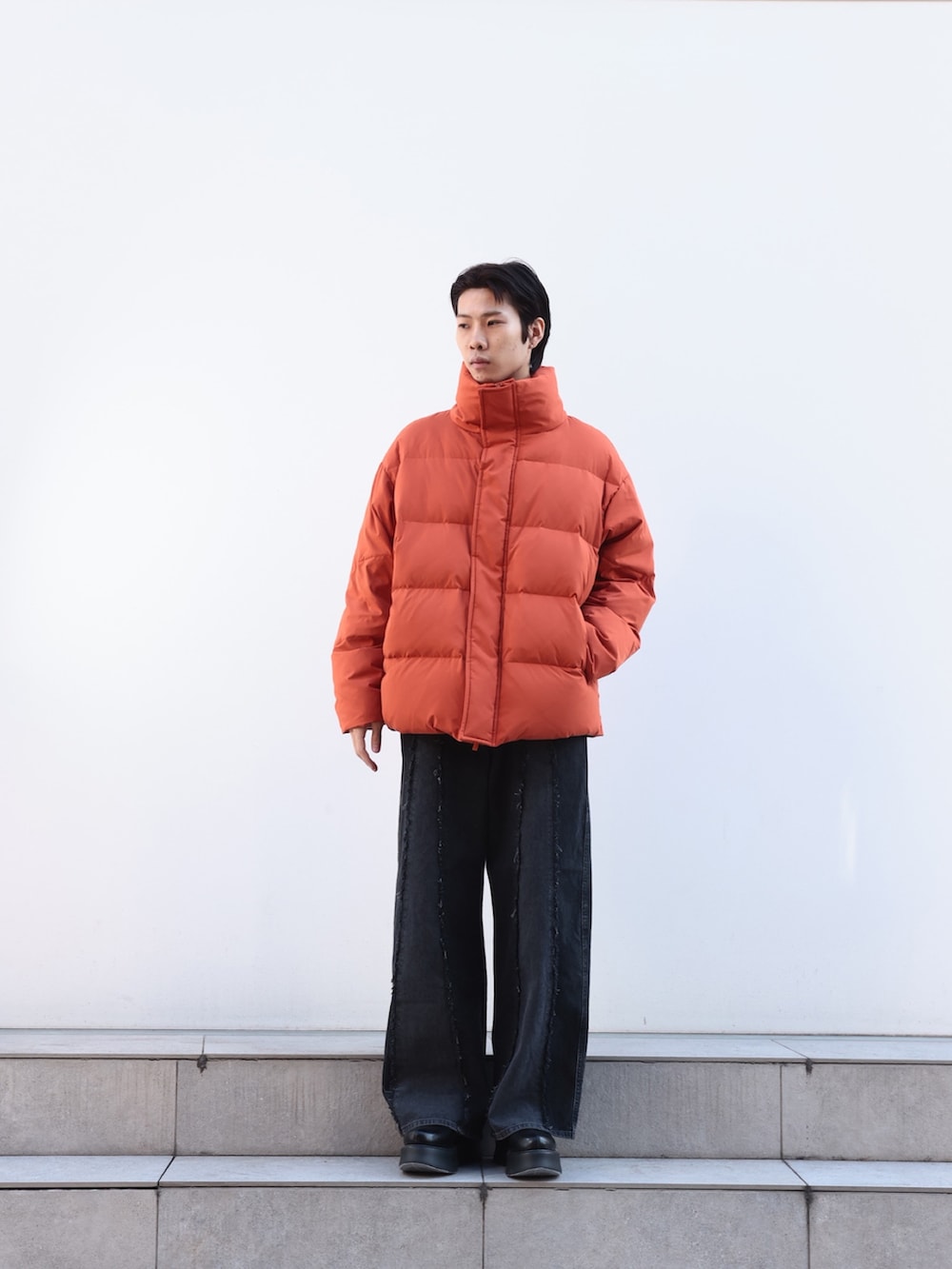 「ダウンジャケット、デニム、24ssトレンド」｜「JiedaのSTUDIOUS別注 SWITCHING OVER DENIM PANTS（デニムパンツ、ブラック系）」を使った、cionさん（メンズ・175cm）の冬コーディネートの2枚目の写真