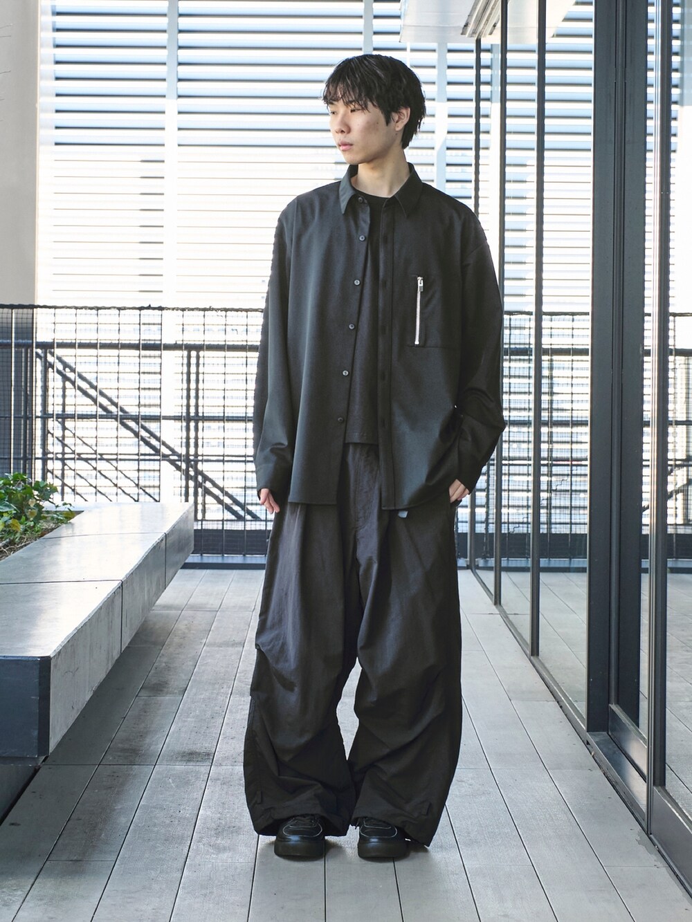 「カジュアル、シンフルコーデ、シャツスタイル」｜「ATTACHMENTのSTUDIOUS別注 Zip Shirts（シャツ/ブラウス、ブラック系）」を使った、cionさん（メンズ・175cm）の春コーディネートの2枚目の写真