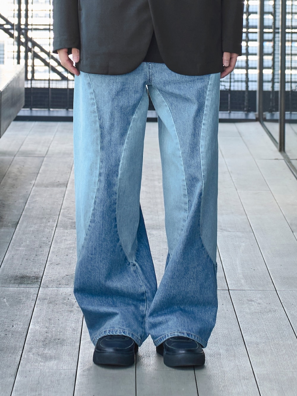 「ジャケット、カジュアル、デートコーデ」｜「JiedaのSTUDIOUS別注 NEW SWITHING DENIM（デニムパンツ、ブルー系）」を使った、cionさん（メンズ・175cm）の春コーディネートの8枚目の写真