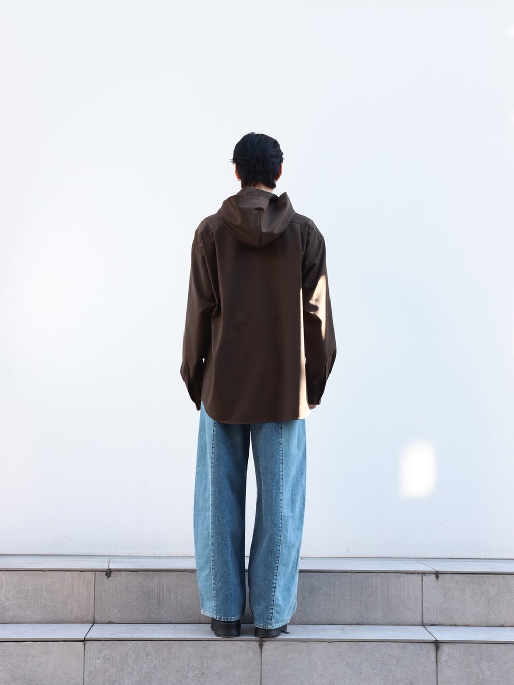 「24ssトレンド、カジュアルコーデ」｜「JiedaのSWITCHING ZIP DENIM PANTS/スイッチング ジップ デニム パンツ（デニムパンツ、ブルー系）」を使った、cionさん（メンズ・175cm）の冬コーディネートの3枚目の写真