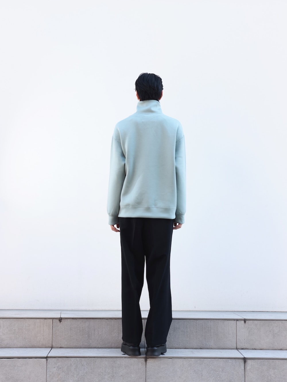 「ハーフジップ」｜「STUDIOUSのDouble Core ワイドテーパードパンツ（スラックス、ブラック系）」を使った、cionさん（メンズ・175cm）の冬コーディネートの4枚目の写真