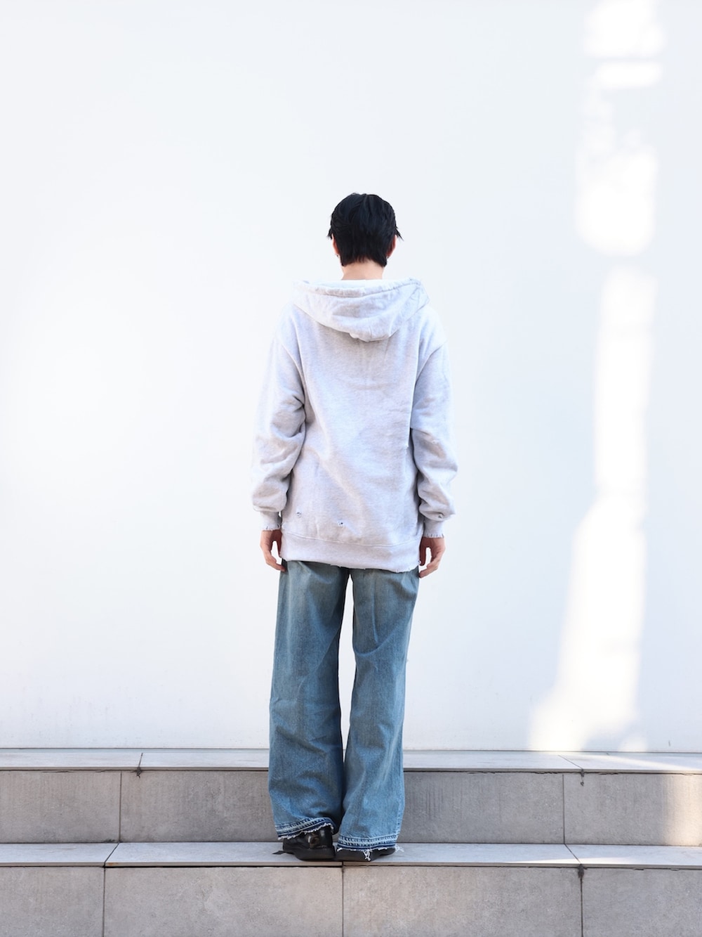 「24ssトレンド、デニム、パーカー」｜「JiedaのJieDa STATE SWEAT HOODIE（パーカー、グレー系）」を使った、cionさん（メンズ・175cm）の冬コーディネートの3枚目の写真