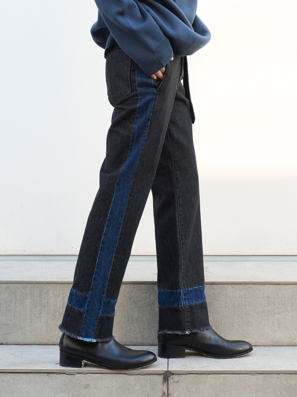 グレー系のニット/セーターを着用したメンズの冬コーディネートの5枚目の写真