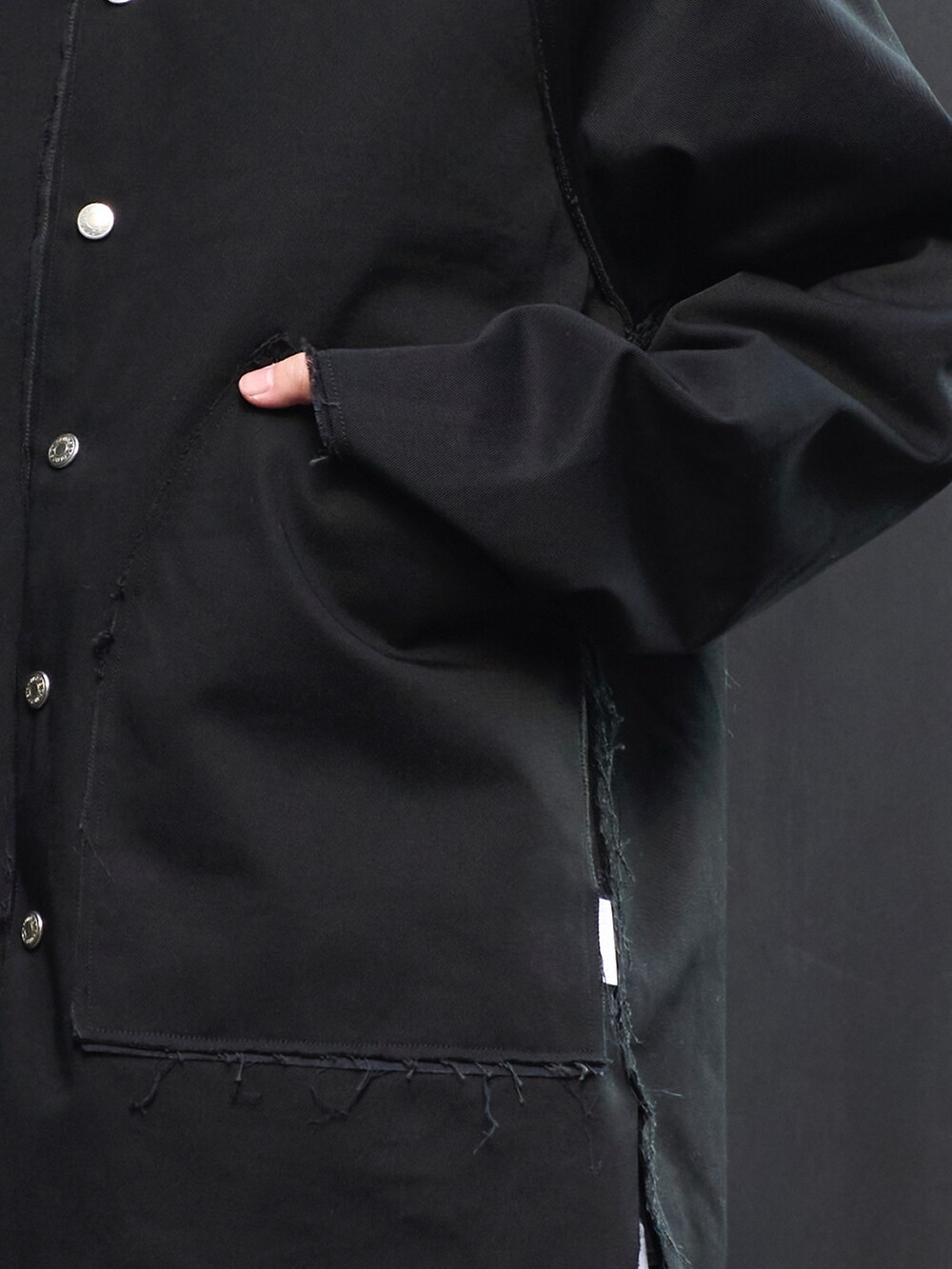 「24ssトレンド、デニムジャケット、メンズファッション」｜「NEONSIGNのInside Out Drill Jackets（ブルゾン、ブラック系）」を使った、cionさん（メンズ・175cm）の冬コーディネートの7枚目の写真