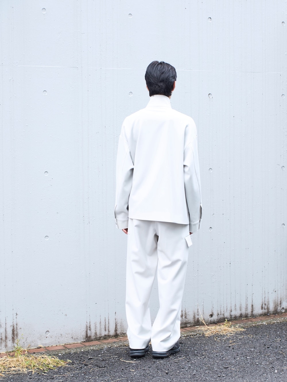 「シンプル」｜「CULLNIのSTUDIOUS別注 CARGO PANTS（カーゴパンツ、グレー系）」を使った、cionさん（メンズ・175cm）の冬コーディネートの3枚目の写真