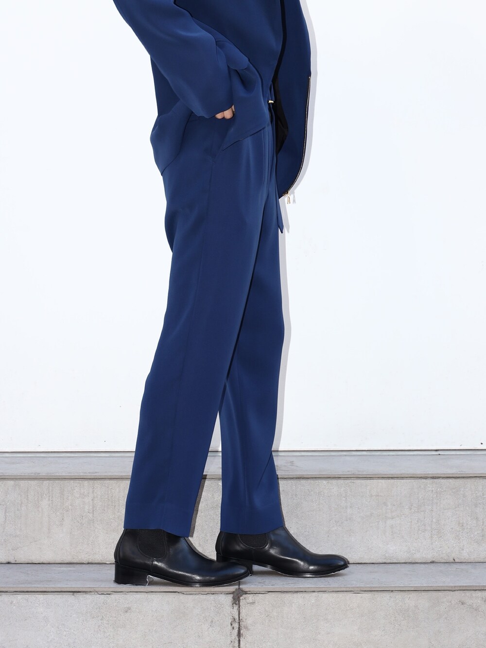 「セットアップ、春コーデ、綺麗目」｜「CULLNIのEX.TAPERD PANTS（スラックス、ブルー系）」を使った、cionさん（メンズ・175cm）の冬コーディネートの5枚目の写真