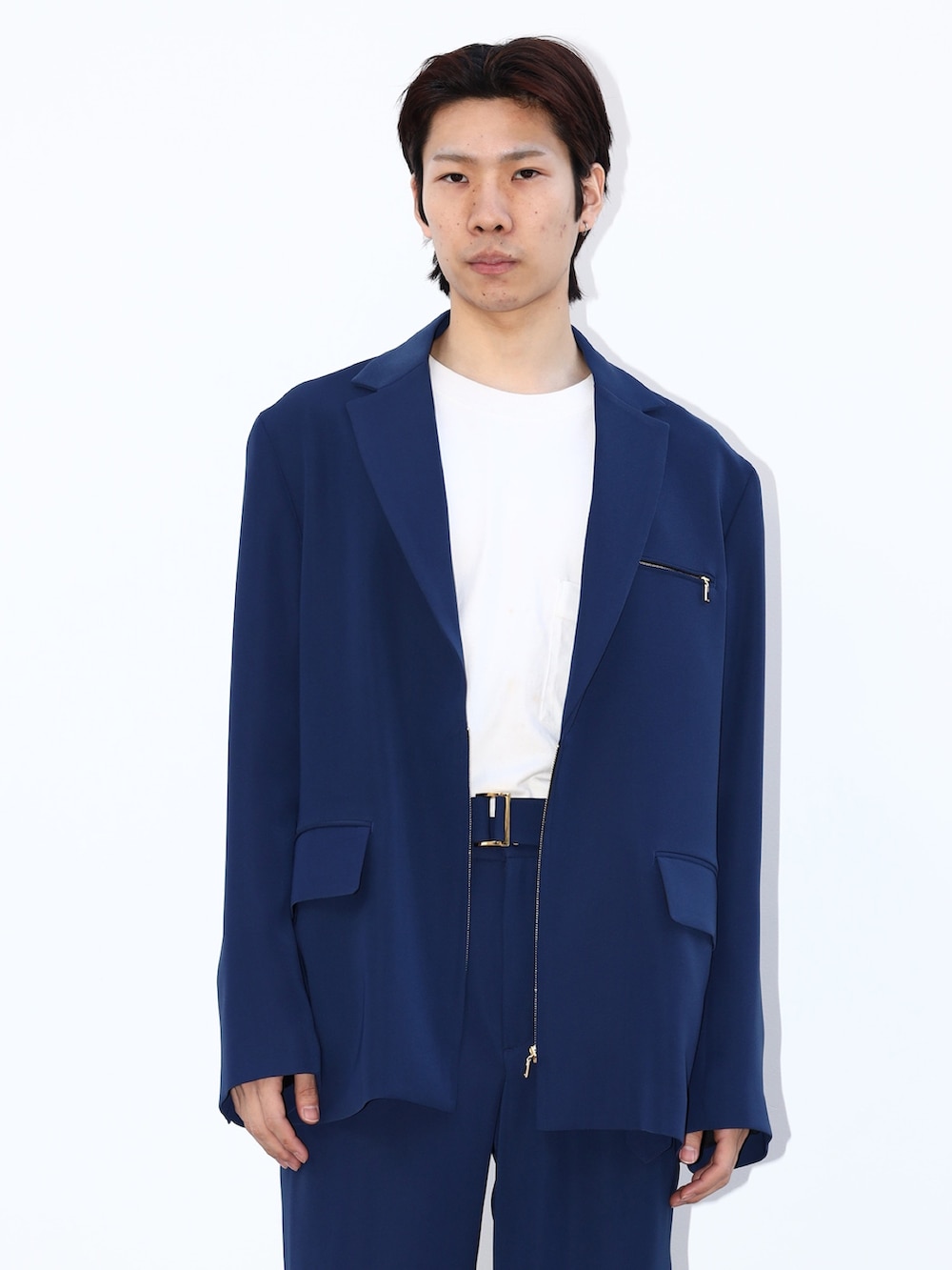「セットアップ、春コーデ、綺麗目」｜「CULLNIのEX.TAPERD PANTS（スラックス、ブルー系）」を使った、cionさん（メンズ・175cm）の冬コーディネートの4枚目の写真