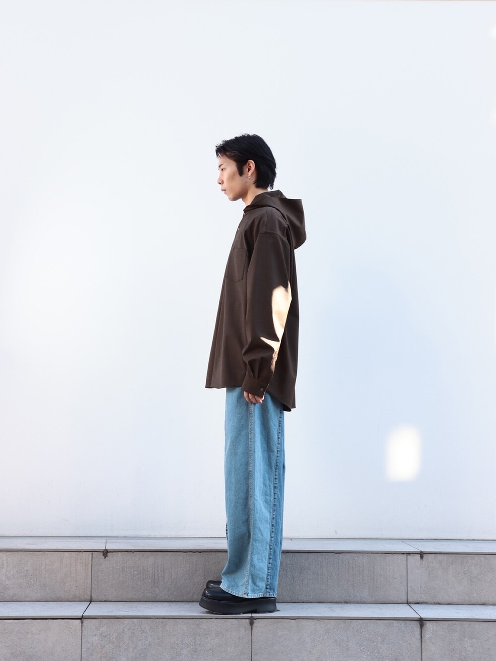「24ssトレンド、カジュアルコーデ」｜「JiedaのSWITCHING ZIP DENIM PANTS/スイッチング ジップ デニム パンツ（デニムパンツ、ブルー系）」を使った、cionさん（メンズ・175cm）の冬コーディネートの2枚目の写真