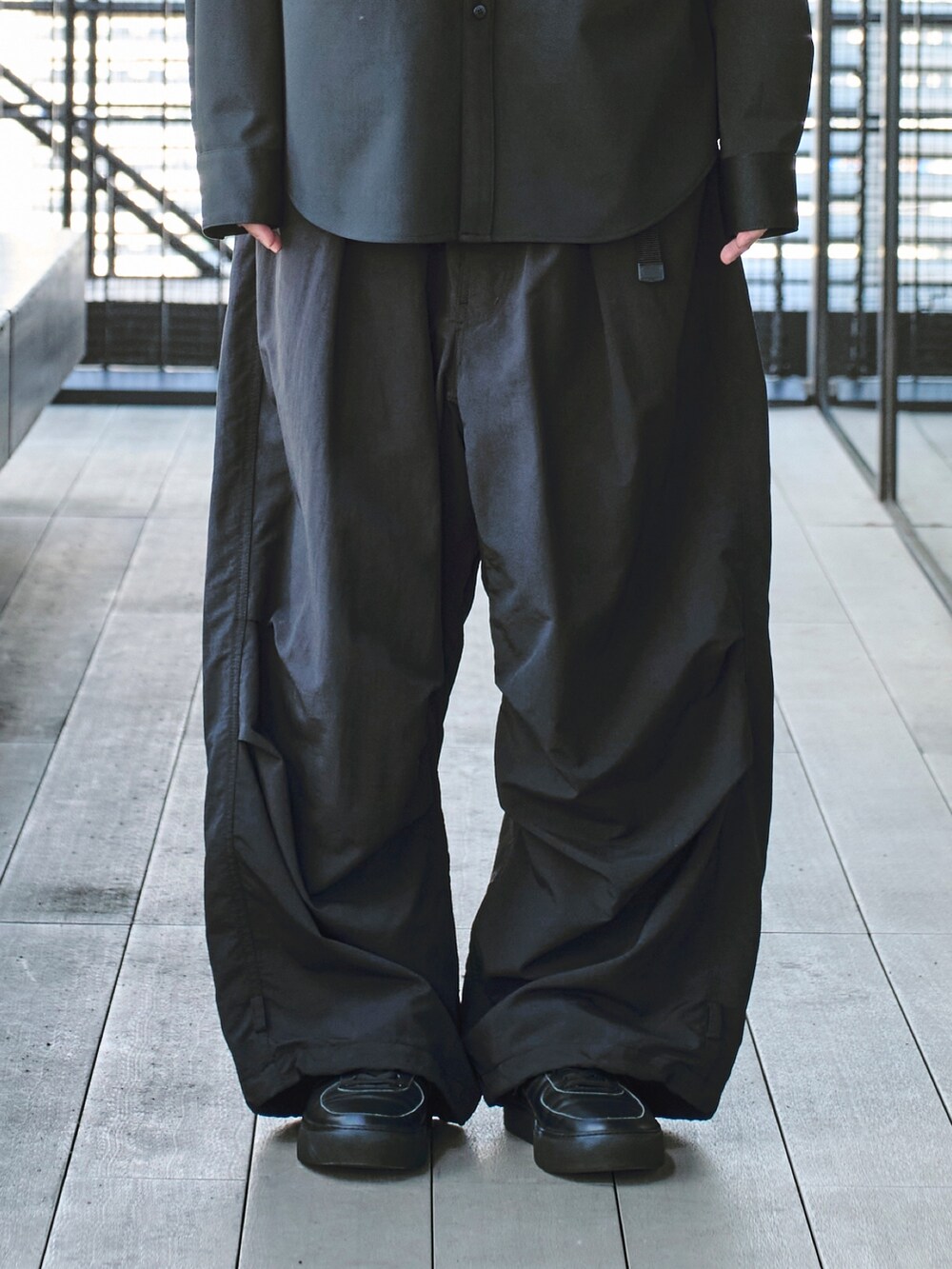 「カジュアル、シンフルコーデ、シャツスタイル」｜「ATTACHMENTのSTUDIOUS別注 Zip Shirts（シャツ/ブラウス、ブラック系）」を使った、cionさん（メンズ・175cm）の春コーディネートの8枚目の写真