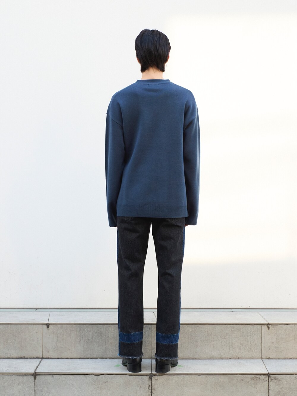 グレー系のニット/セーターを着用したメンズの冬コーディネートの3枚目の写真