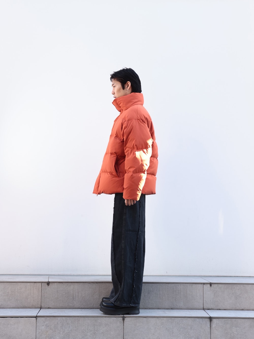 「ダウンジャケット、デニム、24ssトレンド」｜「JiedaのSTUDIOUS別注 SWITCHING OVER DENIM PANTS（デニムパンツ、ブラック系）」を使った、cionさん（メンズ・175cm）の冬コーディネートの3枚目の写真
