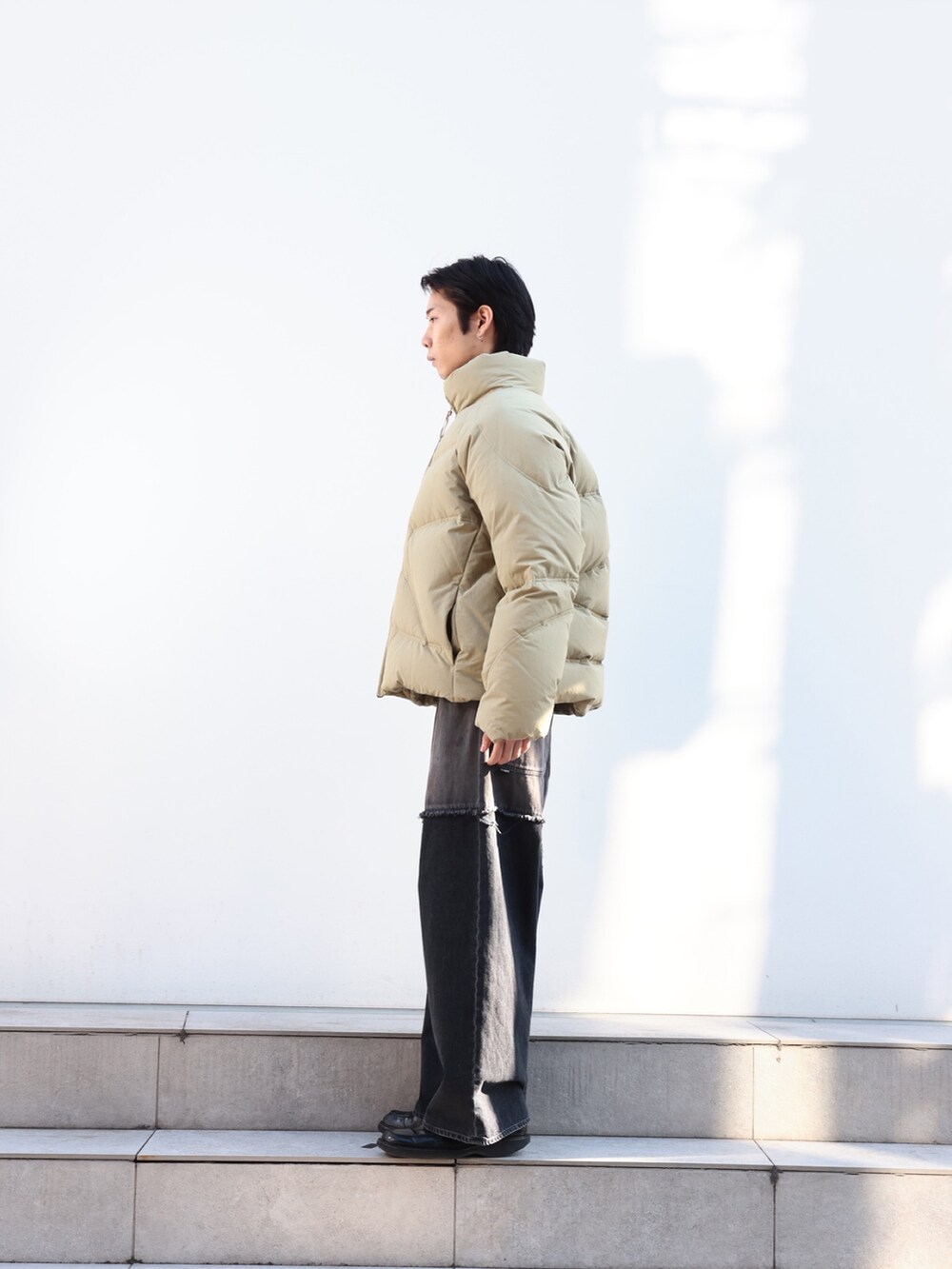 「デニム、ダウンジャケット、24ssトレンド」｜「Jiedaの2TONE BAGGY DENIM PANTS/2トーン バギー デニム パンツ（デニムパンツ、ブラック系）」を使った、cionさん（メンズ・175cm）の冬コーディネートの3枚目の写真