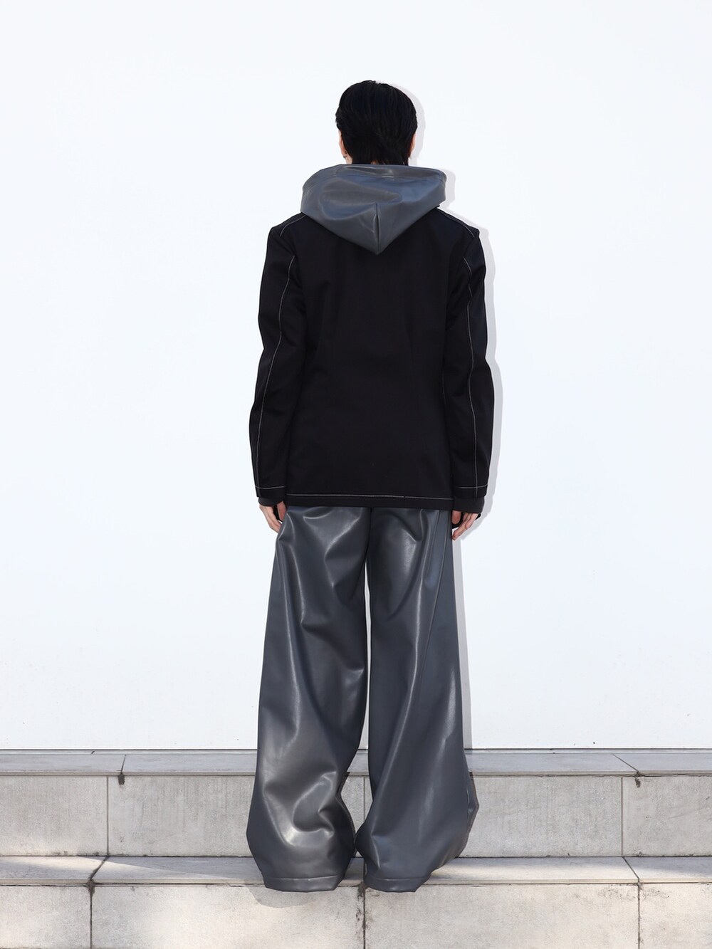 グレー系のその他パンツ、ブラック系のテーラードジャケットを着用したメンズの冬コーディネートの3枚目の写真