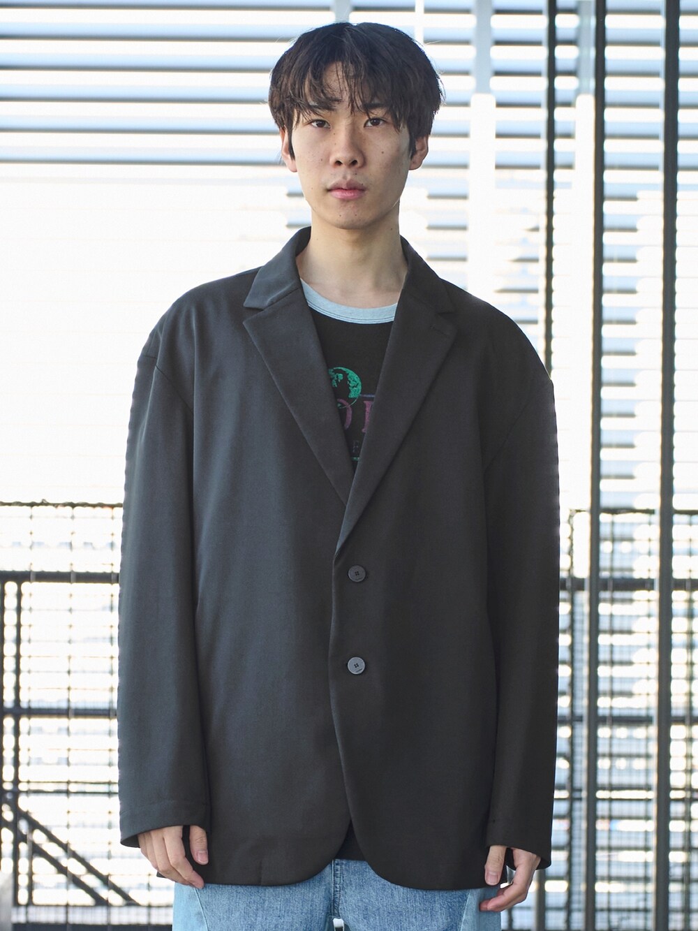 「ジャケット、カジュアル、デートコーデ」｜「JiedaのSTUDIOUS別注 NEW SWITHING DENIM（デニムパンツ、ブルー系）」を使った、cionさん（メンズ・175cm）の春コーディネートの4枚目の写真