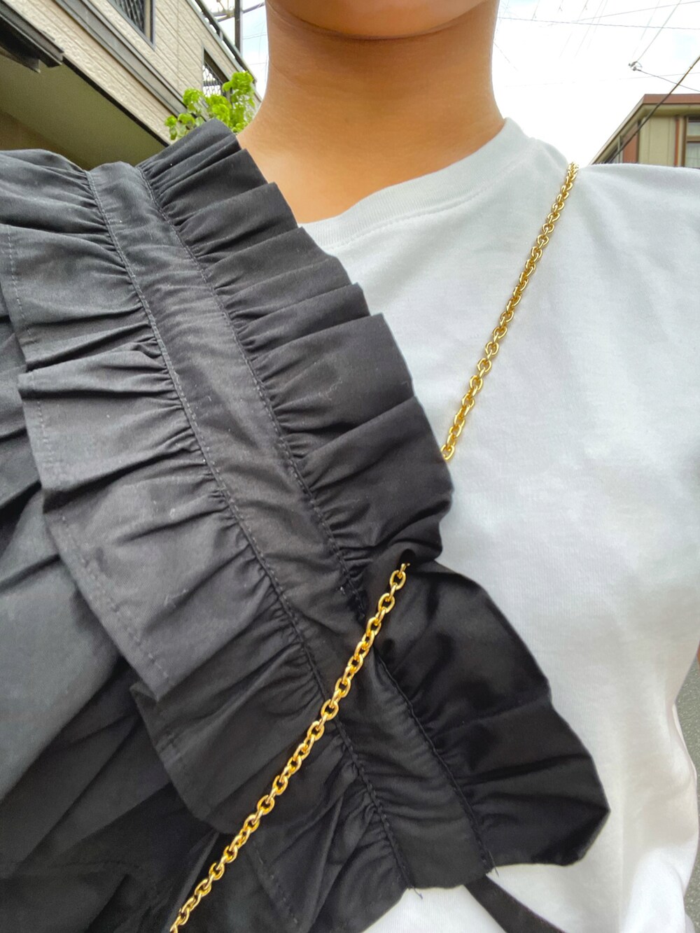 ブラック系のその他トップス、ブラック系のスラックス、ホワイト系のTシャツ/カットソーを着用したレディースの夏コーディネートの2枚目の写真