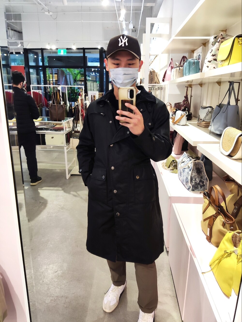 「通勤穿搭」｜「BarbourのB.Intl Wipeout Wax

platinum（マウンテンパーカー、ブラック系）」を使った、Billy Darvishさん（メンズ・173cm）の冬コーディネートの2枚目の写真