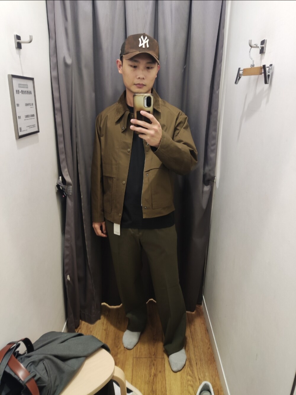 「UNIQLOのアイテム（ブルゾン、ブラウン系）」を使った、Billy Darvishさん（メンズ・172cm）の夏コーディネートの3枚目の写真