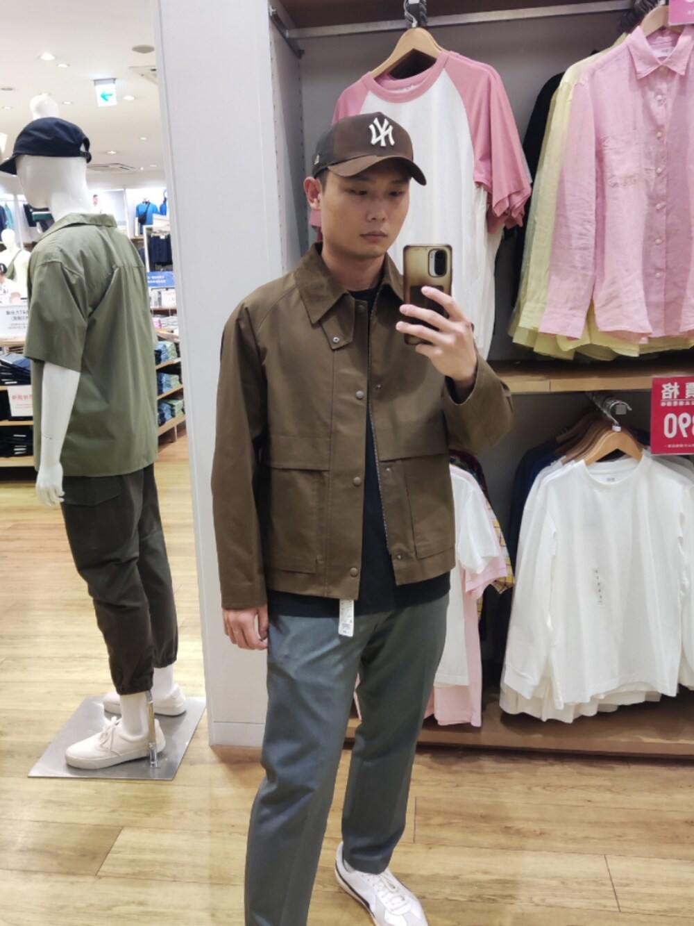 「UNIQLOのアイテム（ブルゾン、ブラウン系）」を使った、Billy Darvishさん（メンズ・172cm）の夏コーディネートの2枚目の写真