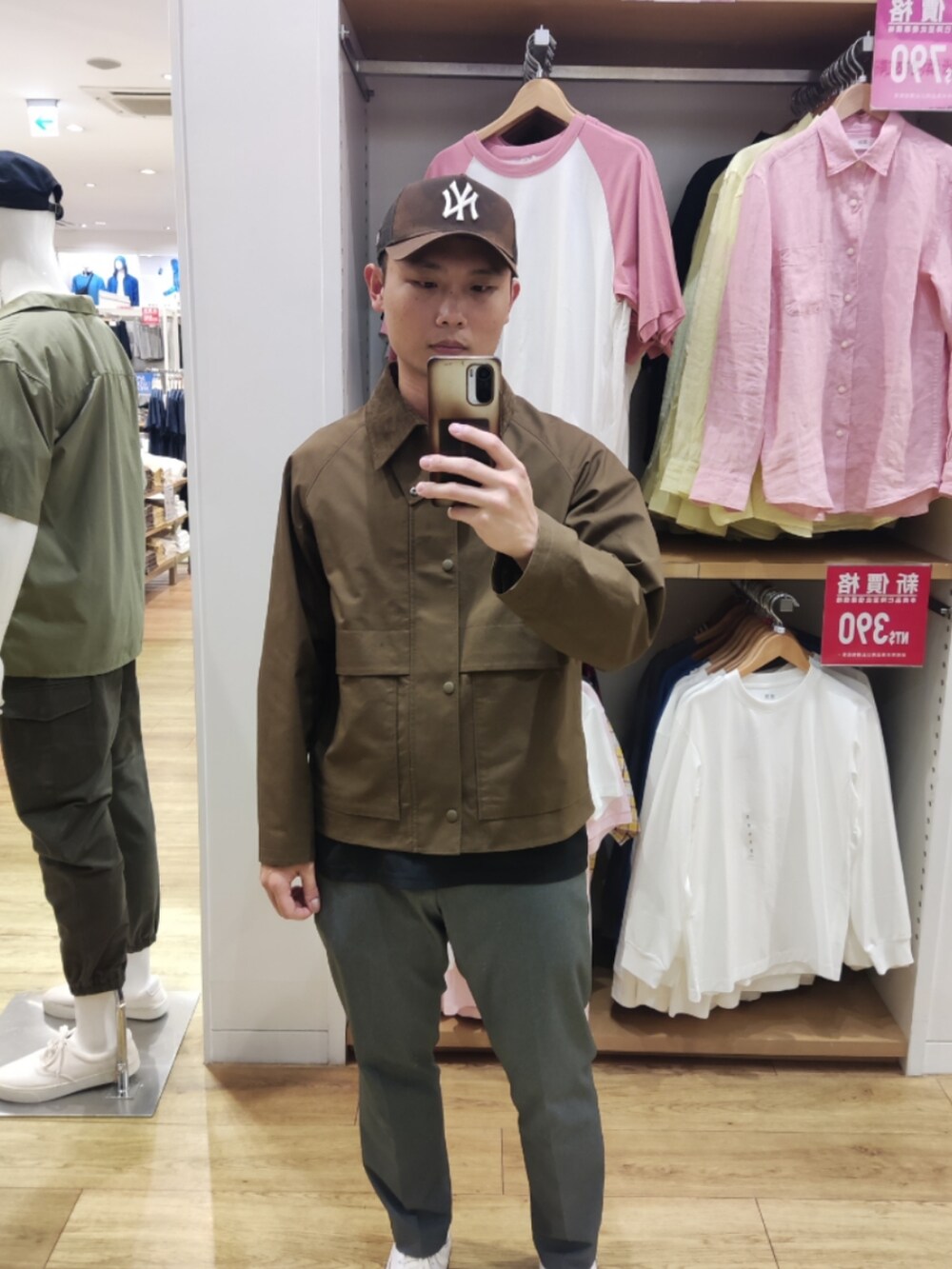 「UNIQLOのアイテム（ブルゾン、ブラウン系）」を使った、Billy Darvishさん（メンズ・172cm）の夏コーディネートの4枚目の写真