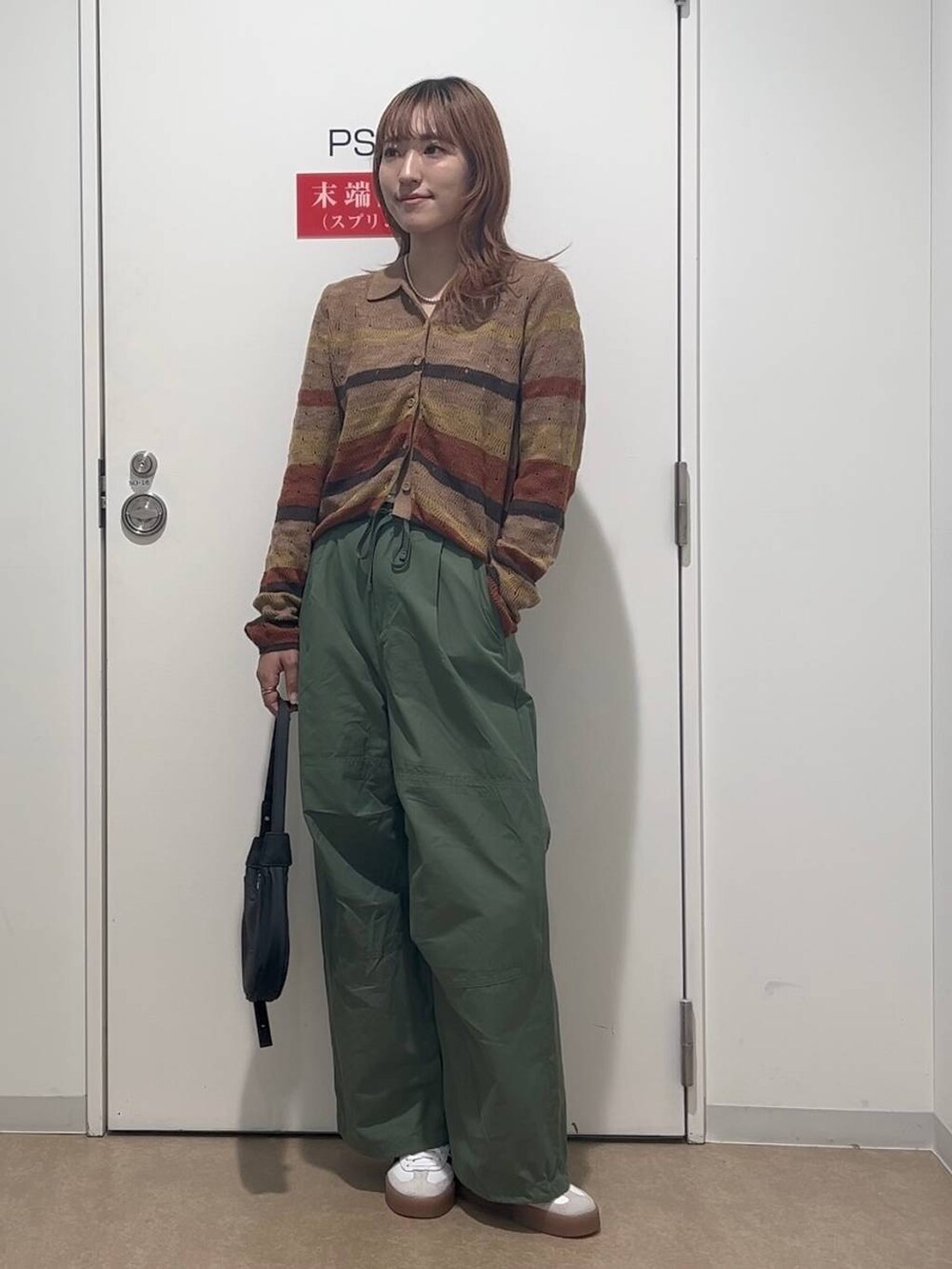 「カジュアル、メンズライク、オーバーサイズ、差し色コーデ」｜「RAGEBLUEのハーフムーンハンドバック（ショルダーバッグ、ブラック系）」を使った、kmk612stさん（レディース・164cm）の冬コーディネートの2枚目の写真