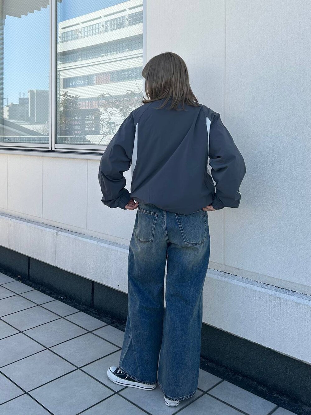 「差し色コーデ、カジュアル、メンズライク、オーバーサイズ」｜「RAGEBLUEの12oz vintage denim wide flare pants/12オンス/ヴィンテージライクデニムワイドフレアパンツ（デニムパンツ、ブルー系）」を使った、kmk612stさん（レディース・164cm）の冬コーディネートの2枚目の写真