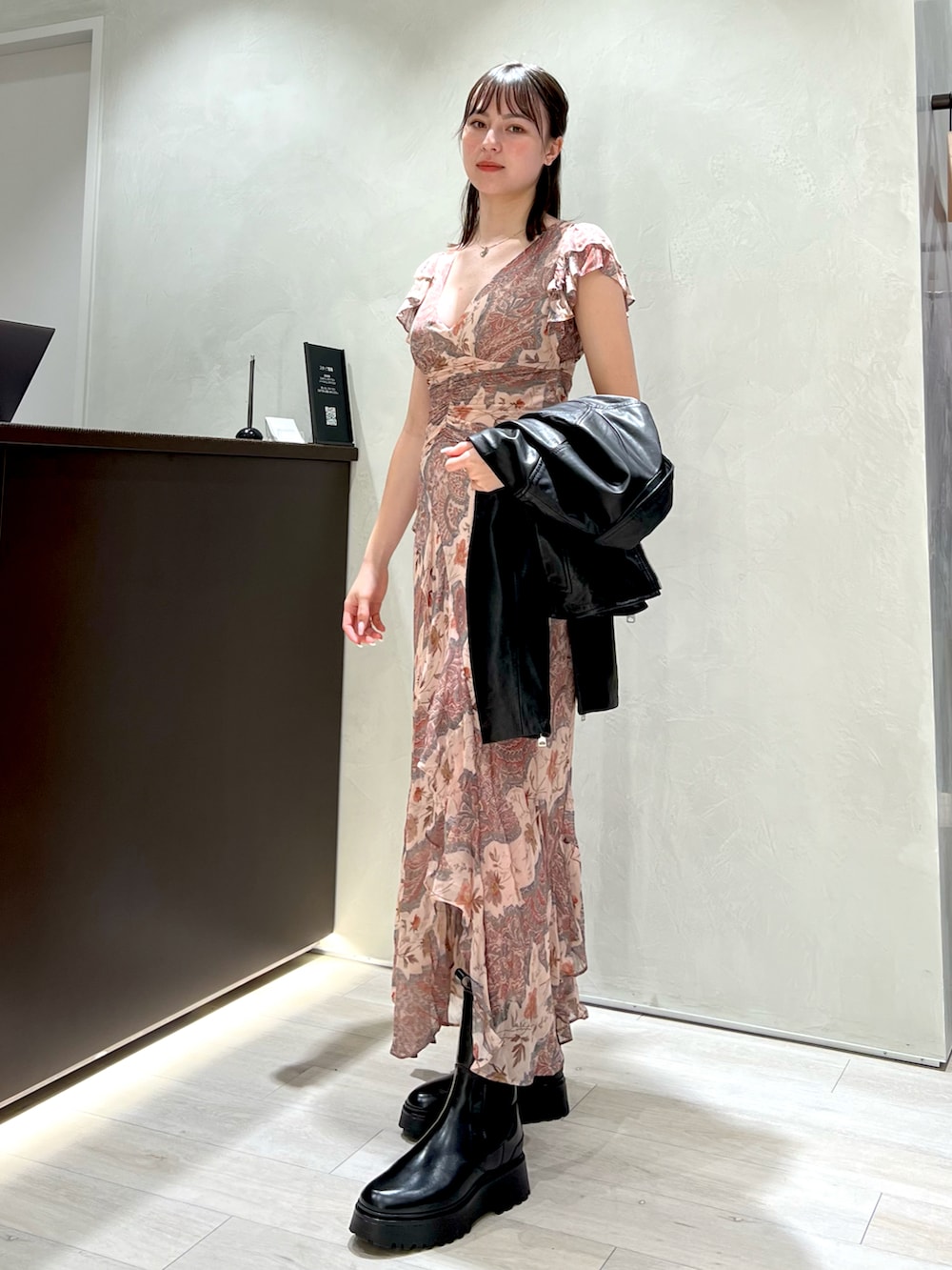 「ピンク、夏コーデ、ワンピース、きれいめカジュアル、ロングワンピース、大人可愛い、春夏コーデ、大人コーデ」｜「ALLSAINTSのBREA CASCADE DRESS | BREA CASCADE ドレス・ワンピース（ワンピース、ピンク系）」を使った、Yuliyaさん（レディース・163cm）の夏コーディネートの2枚目の写真