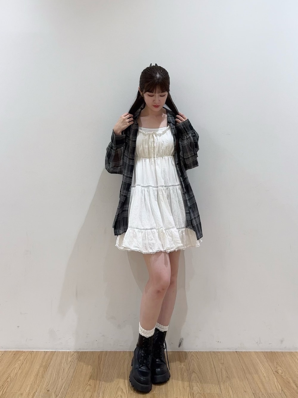 ブラック系のシャツ/ブラウス、ホワイト系のワンピースを着用したレディースの夏コーディネートの3枚目の写真