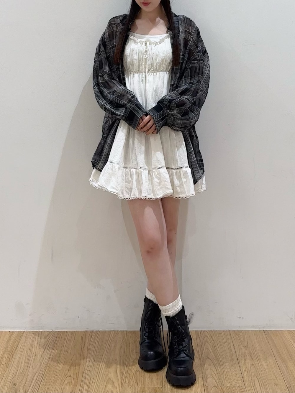 ブラック系のシャツ/ブラウス、ホワイト系のワンピースを着用したレディースの夏コーディネートの2枚目の写真