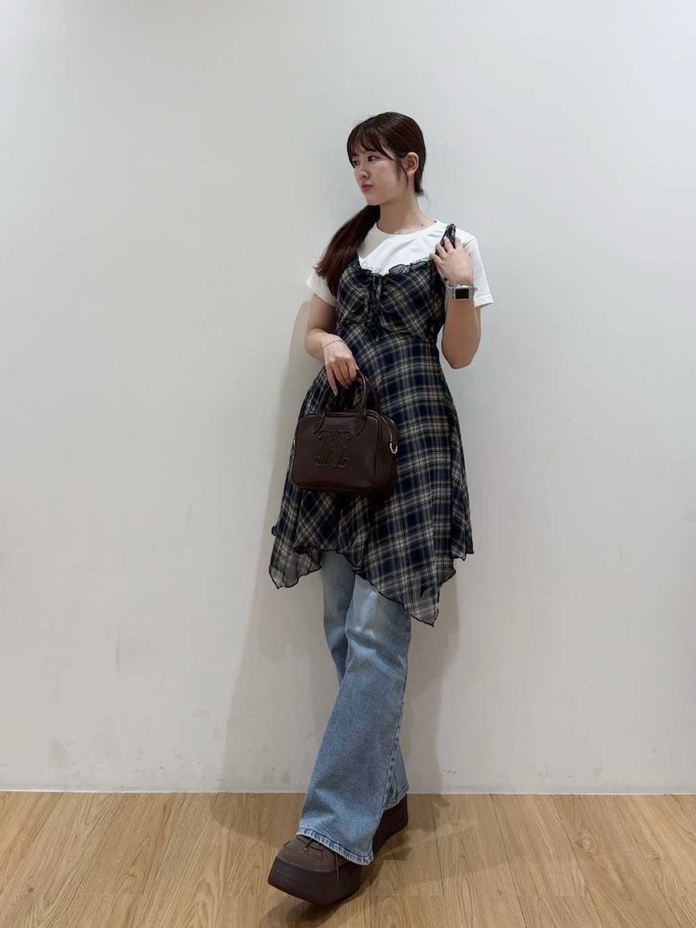 ブルー系のワンピース、ブラック系のハンドバッグ、ブルー系のデニムパンツを着用したレディースの夏コーディネートの3枚目の写真