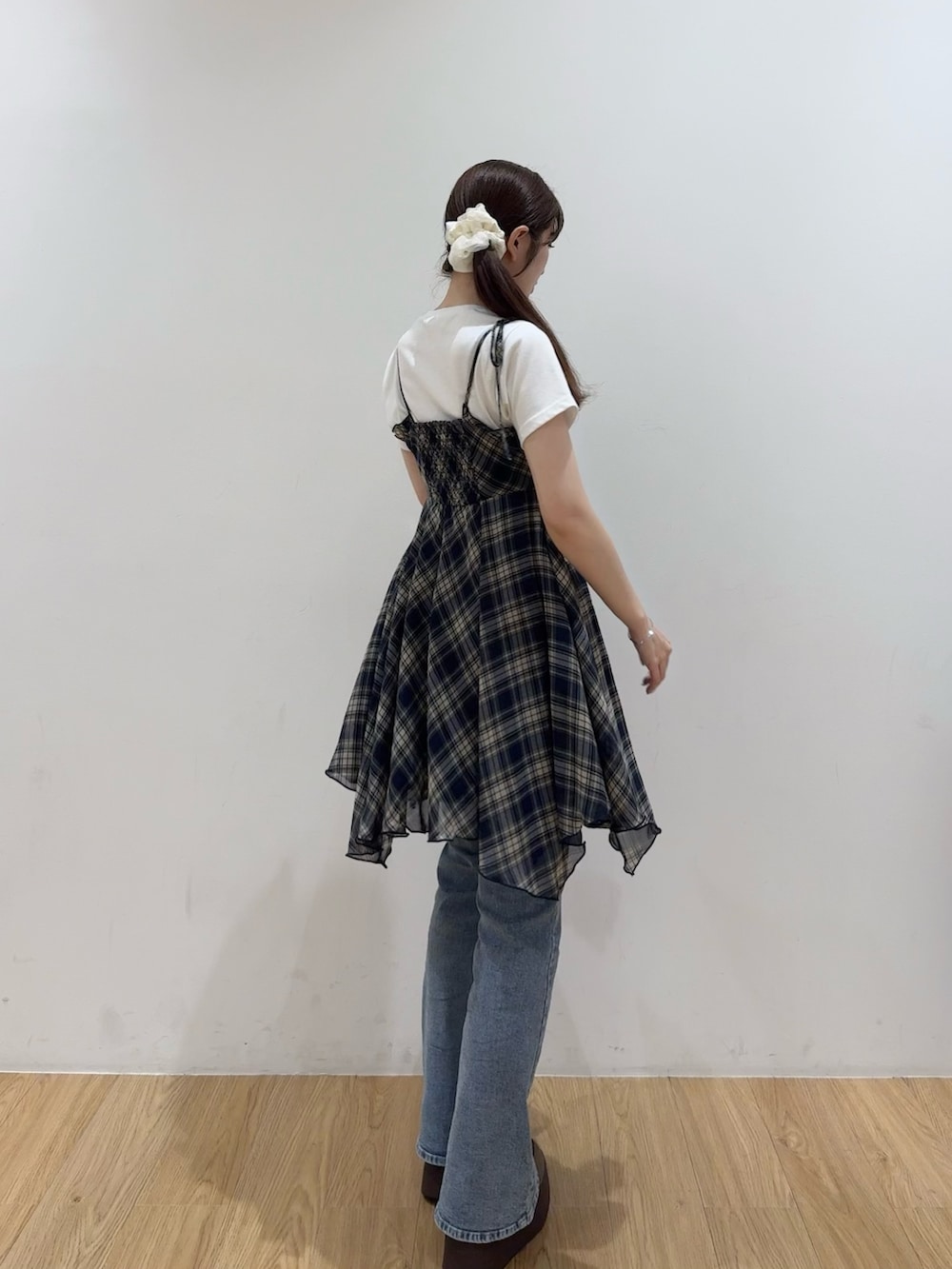 ブルー系のワンピース、ブラック系のハンドバッグ、ブルー系のデニムパンツを着用したレディースの夏コーディネートの4枚目の写真